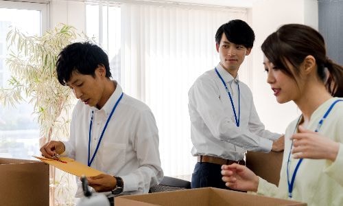 移転に伴うオフィス家具などの一時保管に